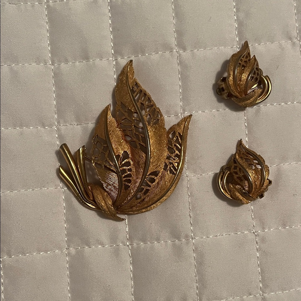 Vintage Elegant Gold Leaf Brooch and clip on Earring Set